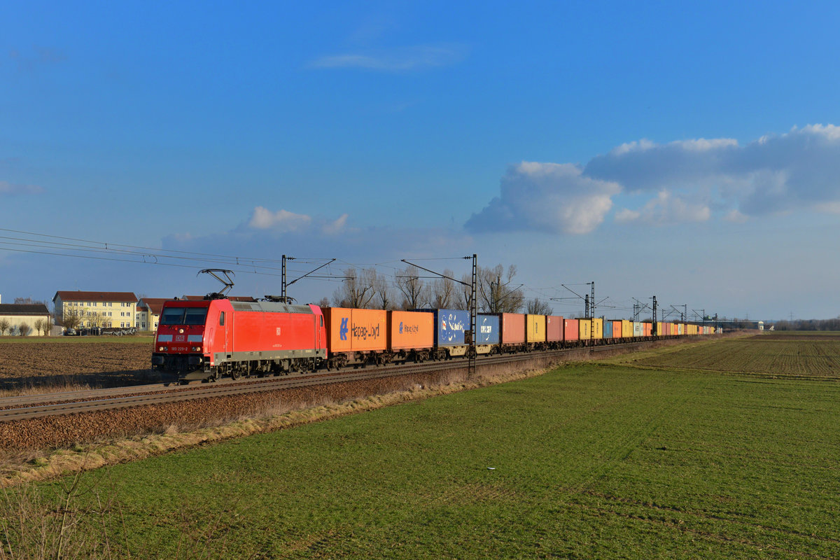 185 229 mit einem Containerzug am 26.02.2015 bei Plattling. 