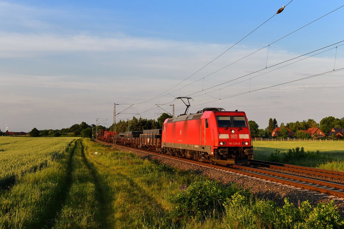 185 229 mit einem Güterzug am 24.05.2018 bei Rohrsen. 