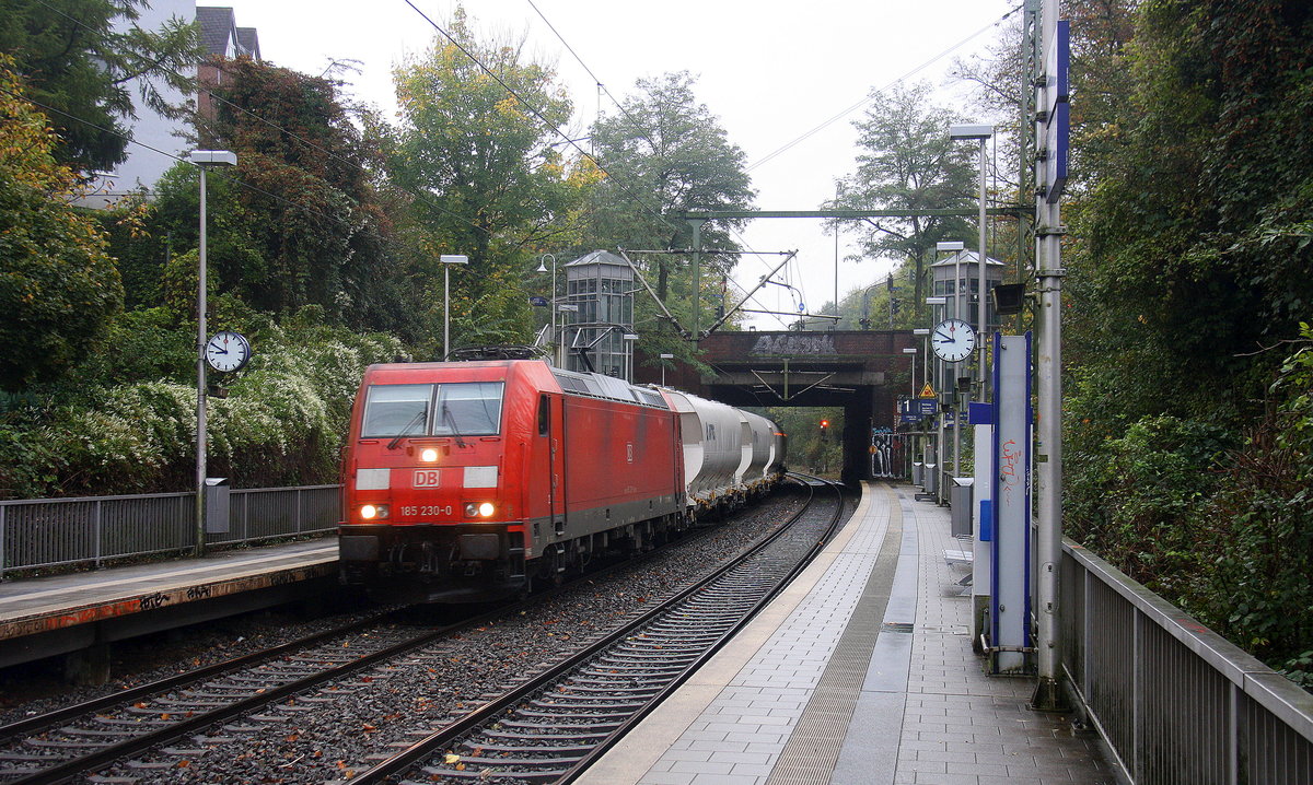 185 230-0 DB kommt aus Richtung Köln,Aachen-Hbf und fährt durch Aachen-Schanz mit einem Zuckerzug aus Wabern(D) nach Antwerpen-Lillo(B) und fährt in Richtung Aachen-West. Aufgenommen vom Bahnsteig von Aachen-Schanz.
Bei Regenwetter am Morgen vom 24.10.2017.