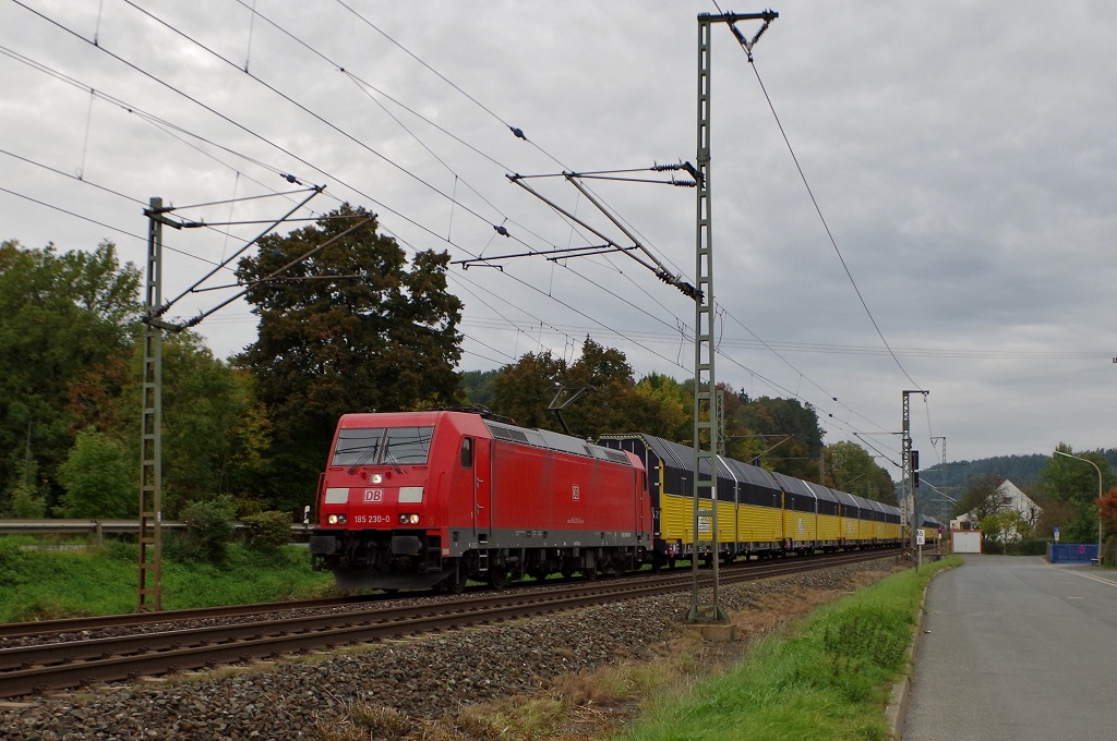 185 230 DB Schenker mit ARS Altmann Autotransportwagen in Kronach gen Lichtenfels am 05.10.2013. 