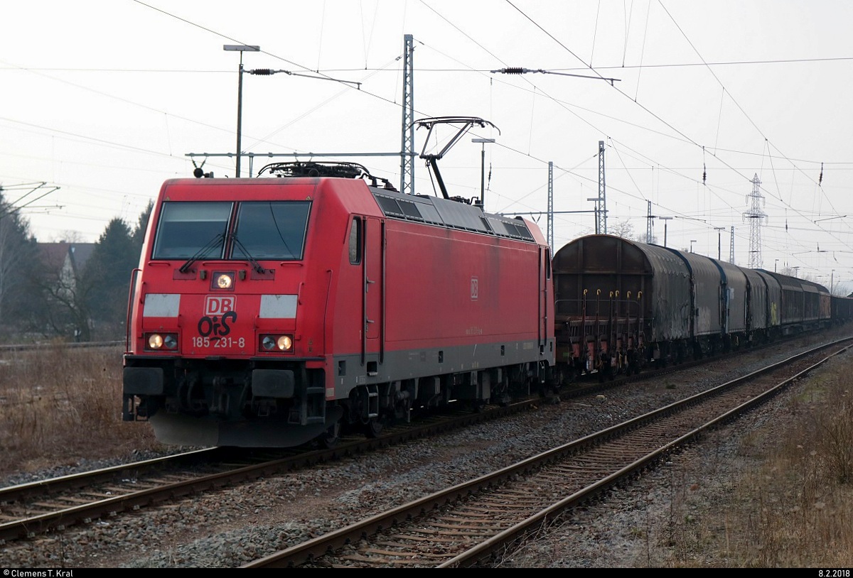 185 231-8 DB als gemischter Gz, kommend von Westen, erreicht den Bahnhof Angersdorf auf der Bahnstrecke Halle–Hann. Münden (KBS 590). [8.2.2018 | 14:29 Uhr]