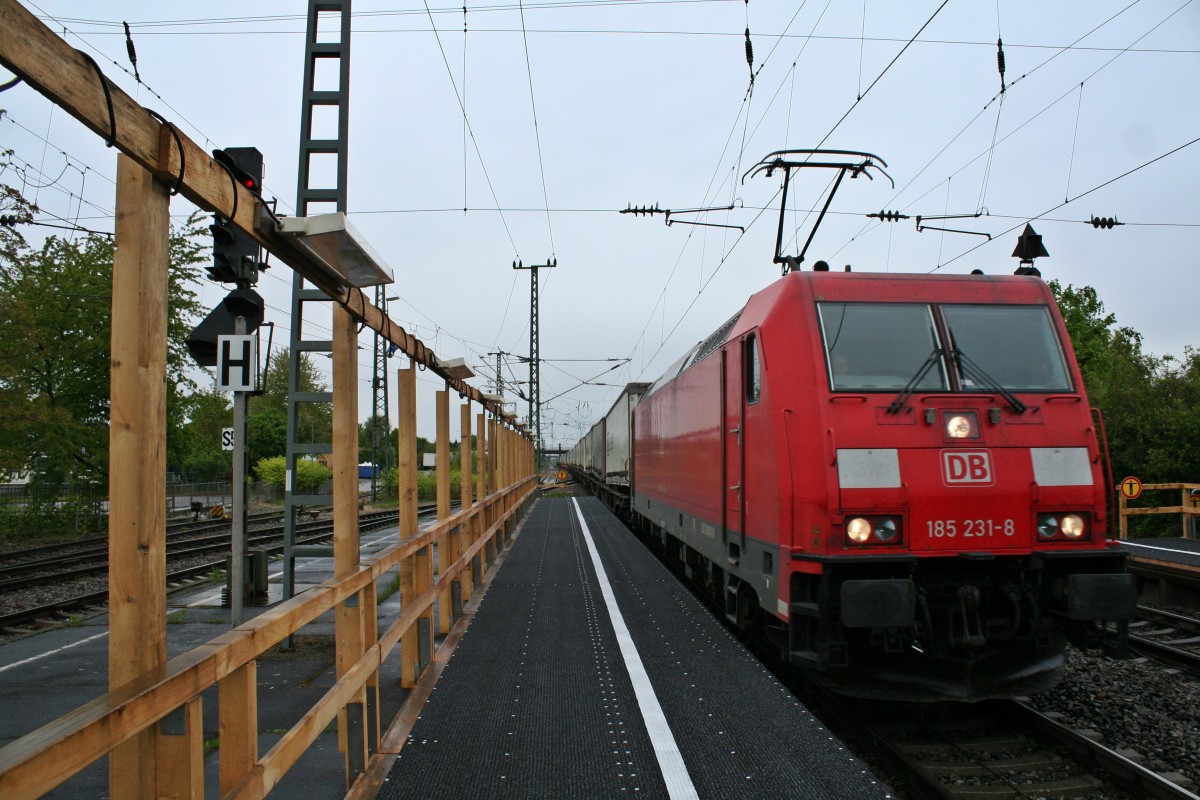 185 231-8 mit einem KLV-Zug, welchen sie bis Basel Rbf/Weil am Rhein bringen wird, am Vormittag des 18.04.14 im Bahnhof Mllheim (Baden).