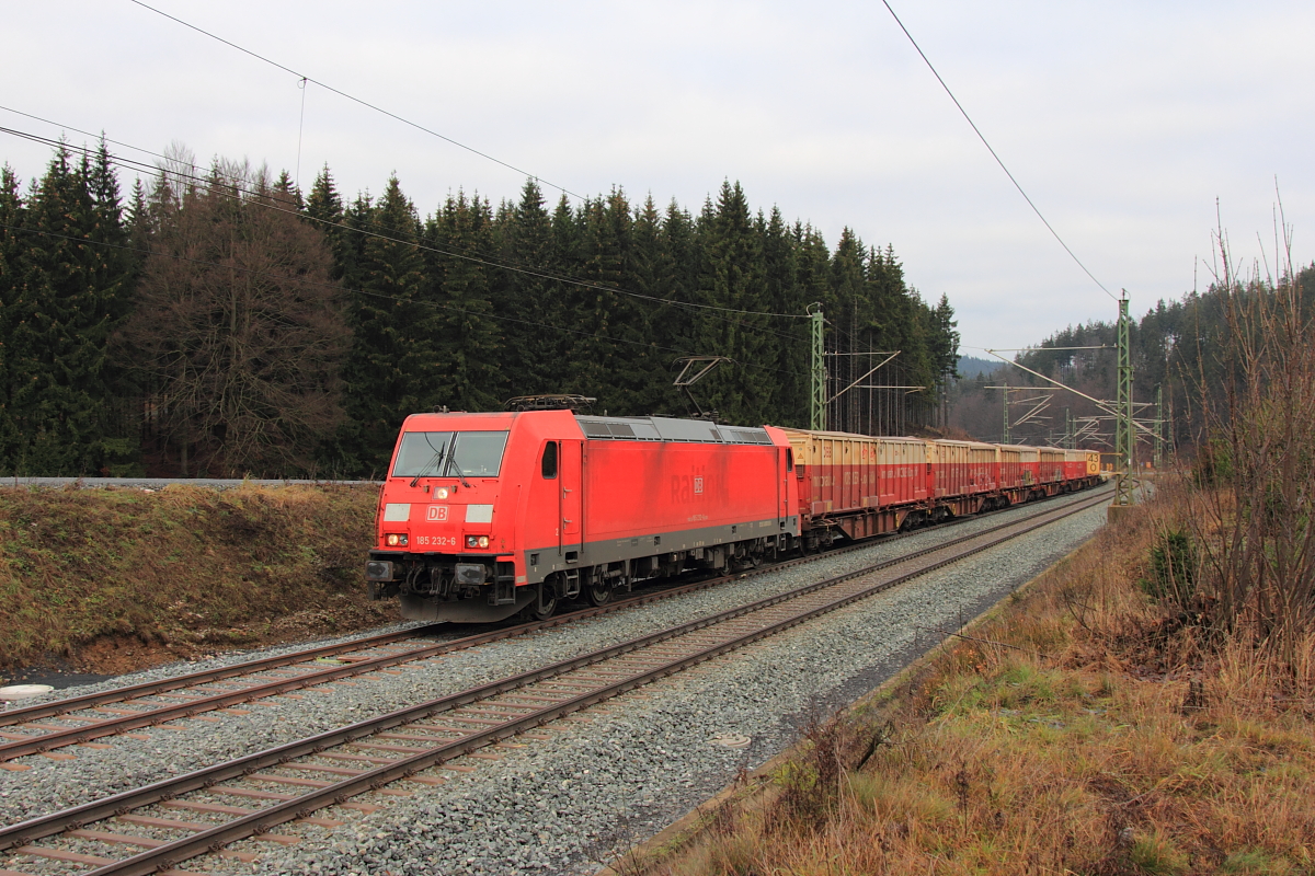 185 232-6 DBSR bei Steinbach im Frankenwald am 03.12.2015.