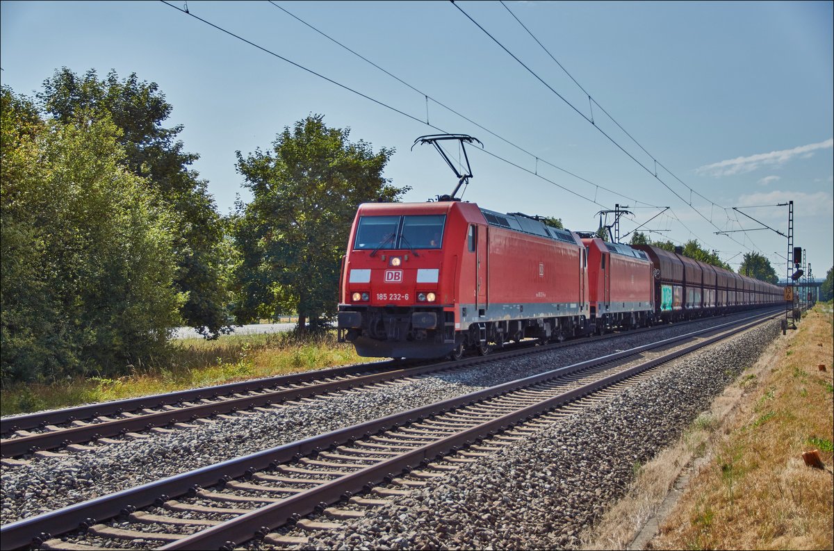 185 232-6 u.185 281-3 sind am 25.07.2018 mit einen Kohlezug bei Thüngersheim unterwegs.