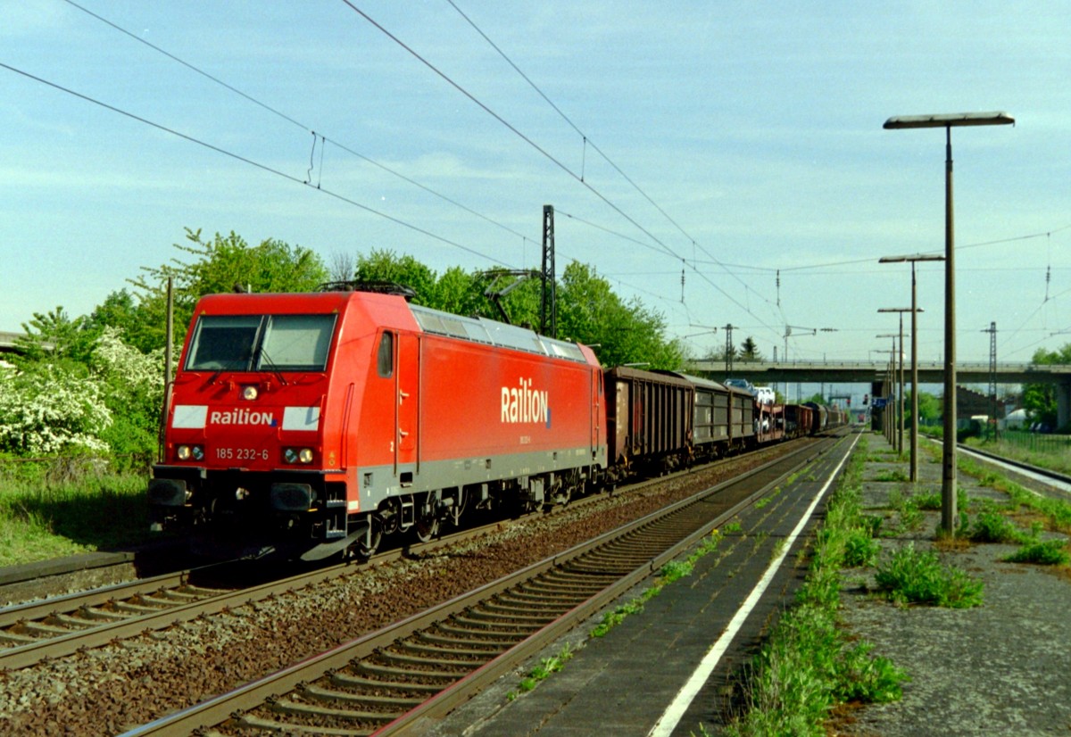 185 232 mit FIR 51589 (Seelze Rbf–Kornwestheim Rbf) am 17.04.2007 in Heddesheim/Hirschberg