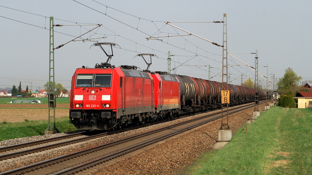 185 233 und 227 mit Kesselzug bei Herbertshofen (03.04.2014)