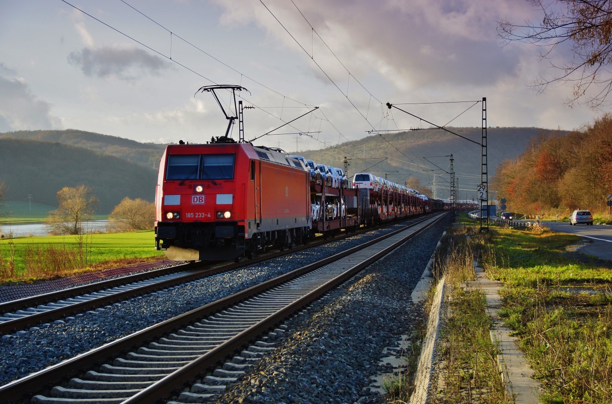 185 233-4 ist bei Gambach mit einen Autozug (alles VW)am 09.12.15 in Richtung Süden unterwegs.-+Frohe Feiertage und ein gesundes neues Jahr wünsche ich allen Hobbyphotografen.