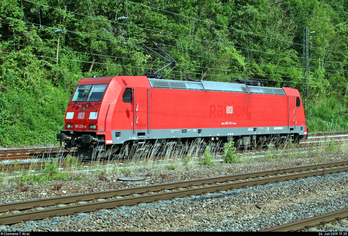 185 233-4 DB als Tfzf durchfährt den Bahnhof Geislingen(Steige) auf der Bahnstrecke Stuttgart–Ulm (Filstalbahn | KBS 750) Richtung Plochingen.
Aufgenommen von Bahnsteig 2/3.
[26.7.2019 | 17:35 Uhr]