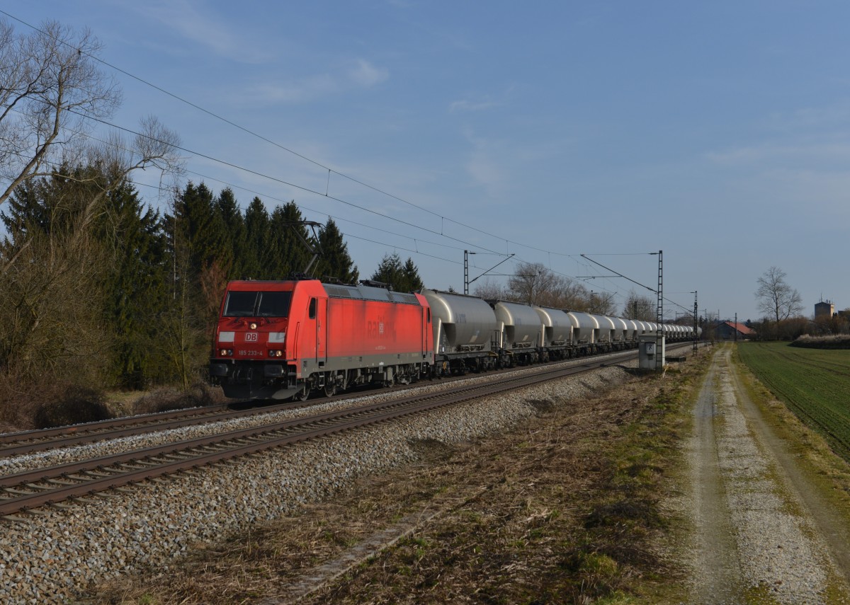 185 233 mit dem Silozug am 18.02.2014 bei Langenisarhofen.