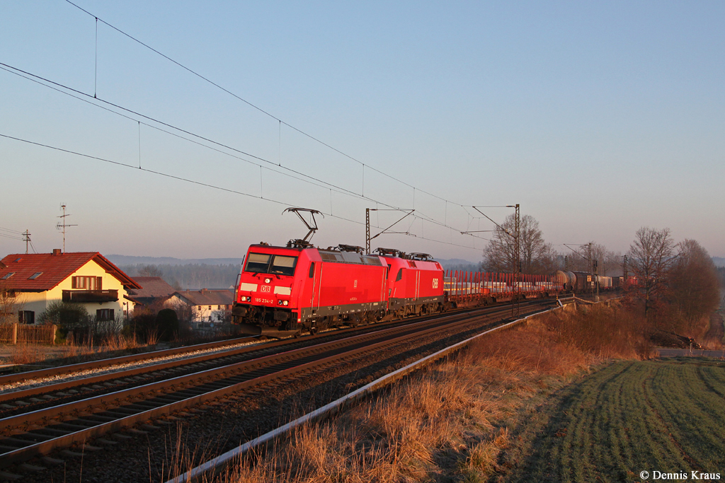 185 234 und 1016 025 mit einem Güterzug am 29.03.2014 bei Ostermünchen.