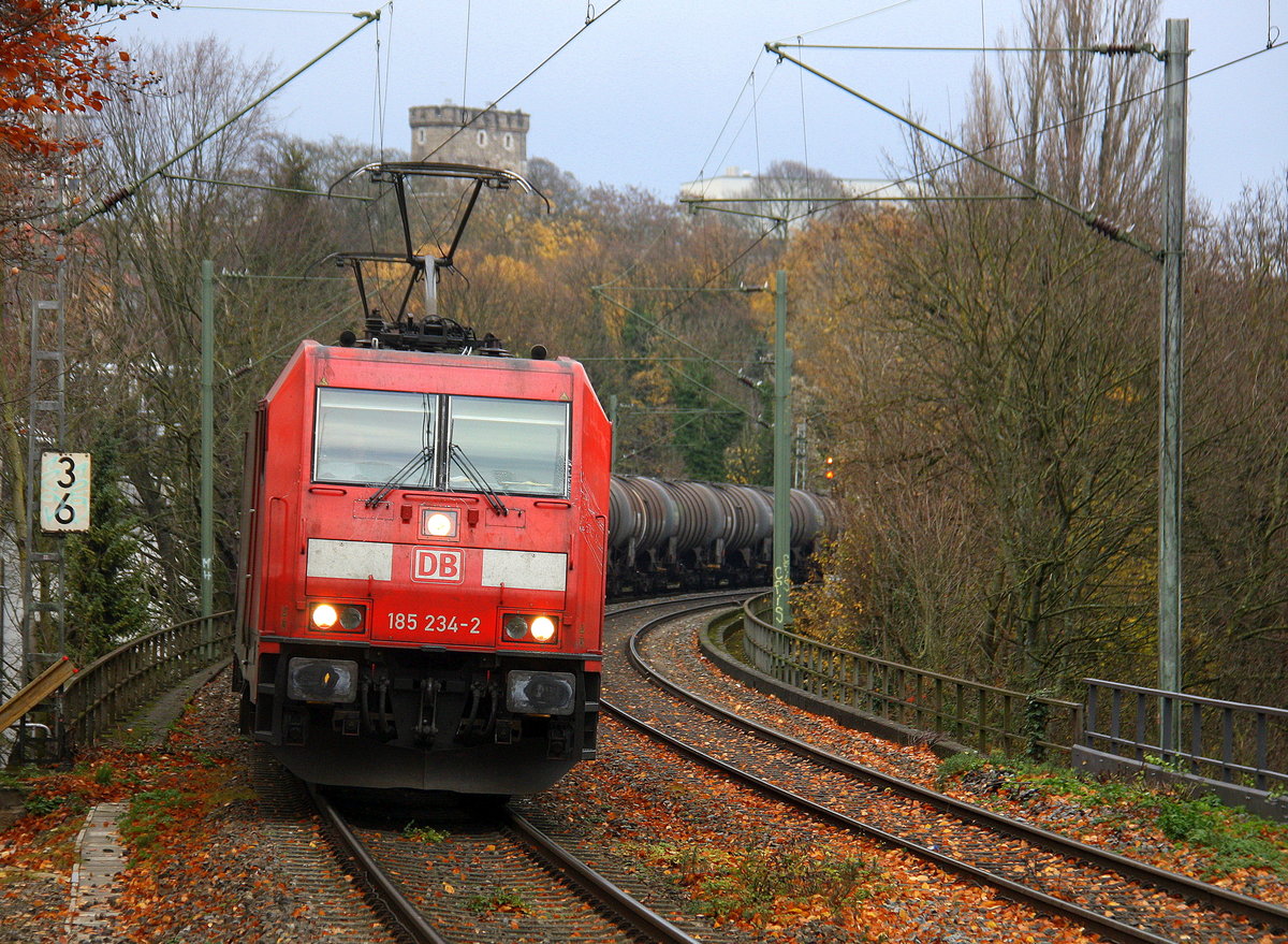 185 234-2 und 185 203-7  beide von DB und fahren durch Aachen-Schanz mit einem langen Ölzug aus Antwerpen-Petrol(B) nach Basel(CH) und kommen aus Richtung Aachen-West in Richtung Aachen-Hbf,Aachen-Rothe-Erde,Stolberg-Hbf(Rheinland)Eschweiler-Hbf,Langerwehe,Düren,Merzenich,Buir,Horrem,Kerpen-Köln-Ehrenfeld,Köln-West,Köln-Süd. Aufgenommen vom Bahnsteig von Aachen-Schanz. 
Am Kalten Nachmittag vom 26.11.2017.