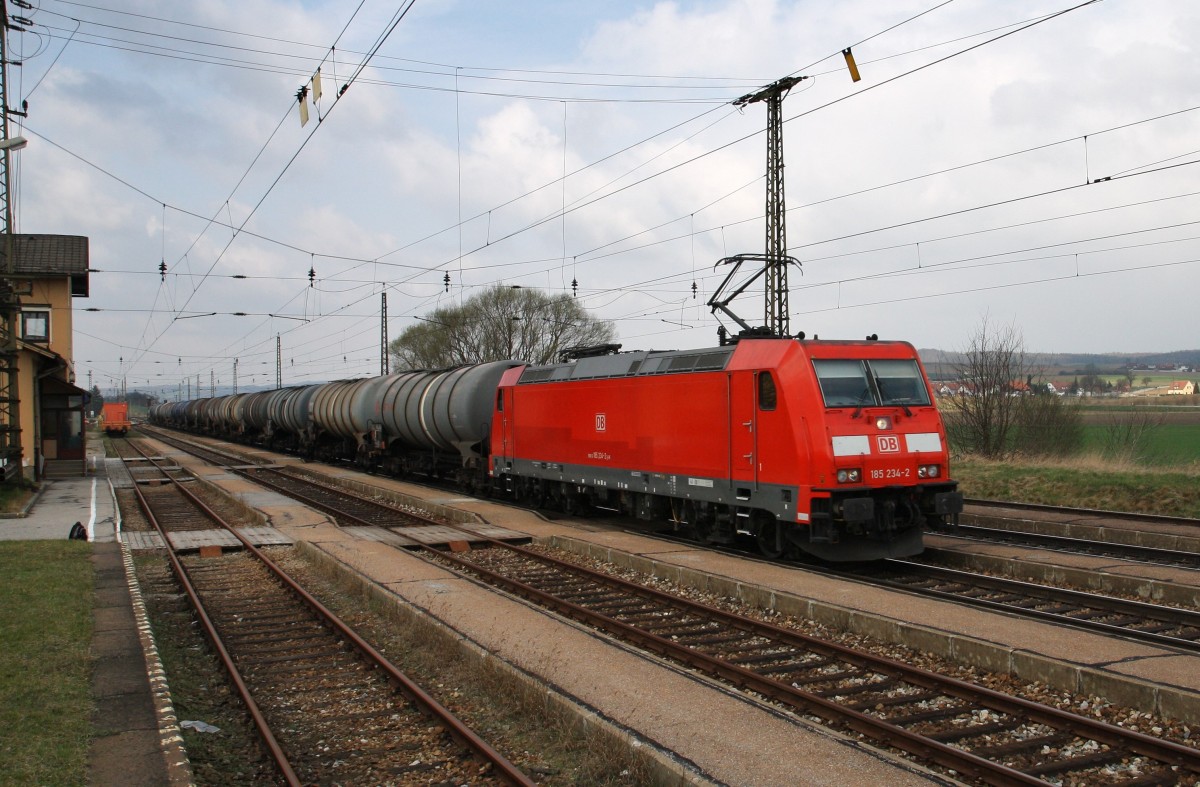 185 234-2 ist am 25.3.2014 mit einem Kesselzug, beladen mit Dieselkraftstoff(30/1202), durch Kirchstetten Richtung Wien unterwegs.