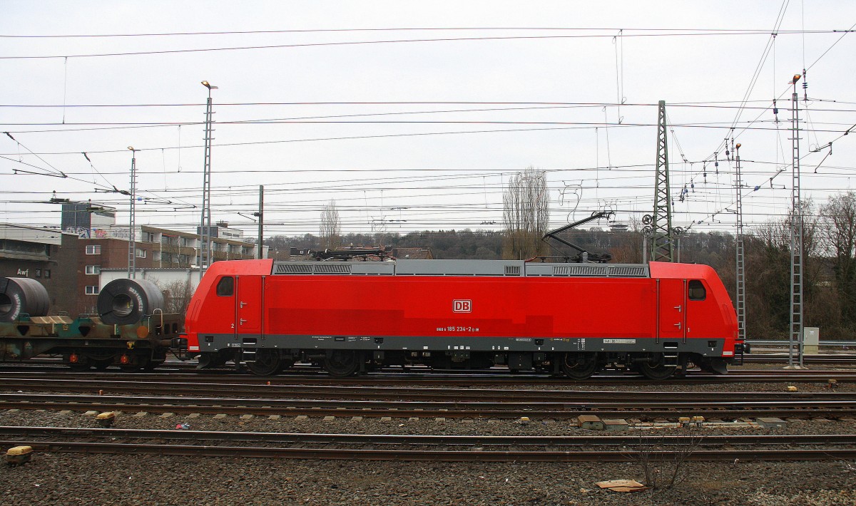 185 234-2 DB fährt mit eineim Coilzug aus Belgien nach Köln-Gremberg bei der Ausfahrt aus Aachen-West und fährt in Richtung Aachen-Schanz,Aachen-Hbf,Aachen-Rothe-Erde,Stolberg-Hbf(Rheinland)Eschweiler-Hbf,Langerwehe,Düren,Merzenich,Buir,Horrem,Kerpen-Köln-Ehrenfeld,Köln-West,Köln-Süd. Aufgenommen vom Bahnsteig in Aachen-West. 
Bei Wolken am Nachmittag vom 21.3.2016.