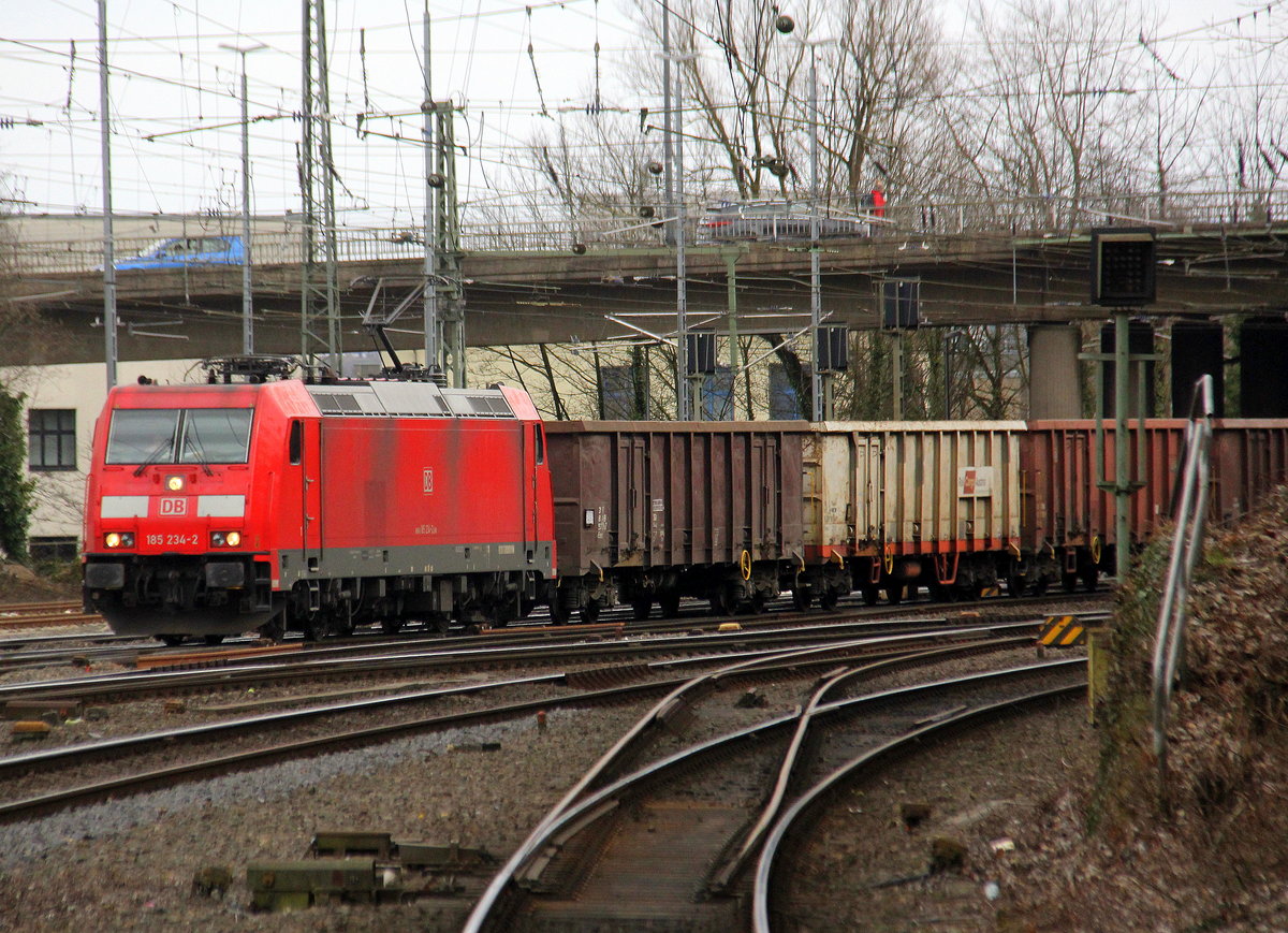 185 234-2 DB  kommt aus Richtung Köln,Aachen-Hbf,Aachen-Schanz mit einem  Schrottzug aus Österreich nach Belgien und fährt in Aachen-West ein. 
Aufgenommen vom Bahnsteig in Aachen-West.
Bei Sonne und Regenwolken am Nachmittag vom 30.3.2018.