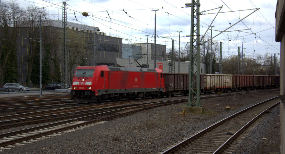 185 234-2 DB kommt aus Richtung Köln,Aachen-Hbf,Aachen-Schanz mit einem Schrottzug aus Österreich nach Belgien und fährt in Aachen-West ein. 
Aufgenommen vom Bahnsteig in Aachen-West. 
Bei Sonne und Regenwolken am Nachmittag vom 30.3.2018.
