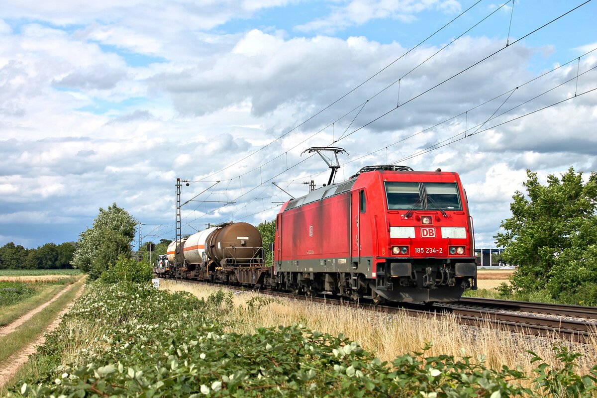 185 234-2 mit dem EZ 51943 (Mannheim Rbf - Basel Bad Rbf) am 02.07.2020 südlich von Buggingen.