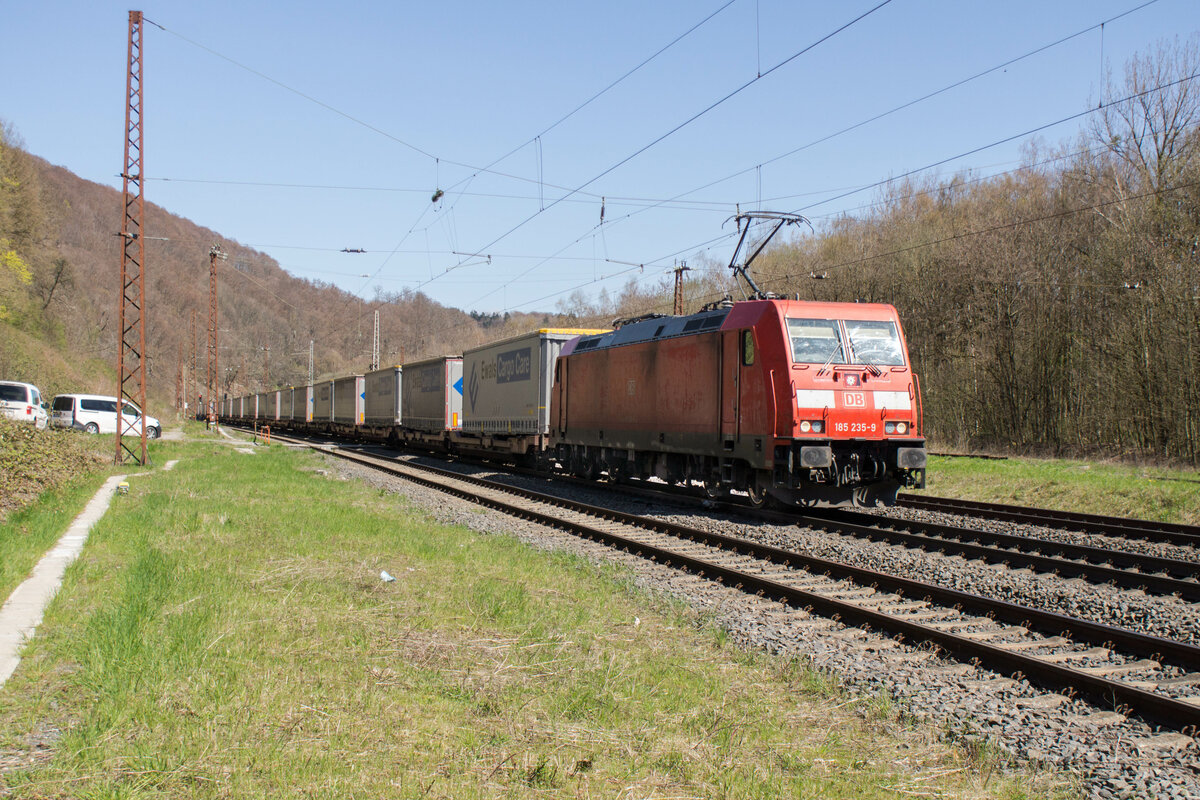 185 235-9 ist am 19.04.2023 mit einem Aufliegerzug in Elm zu sehen.