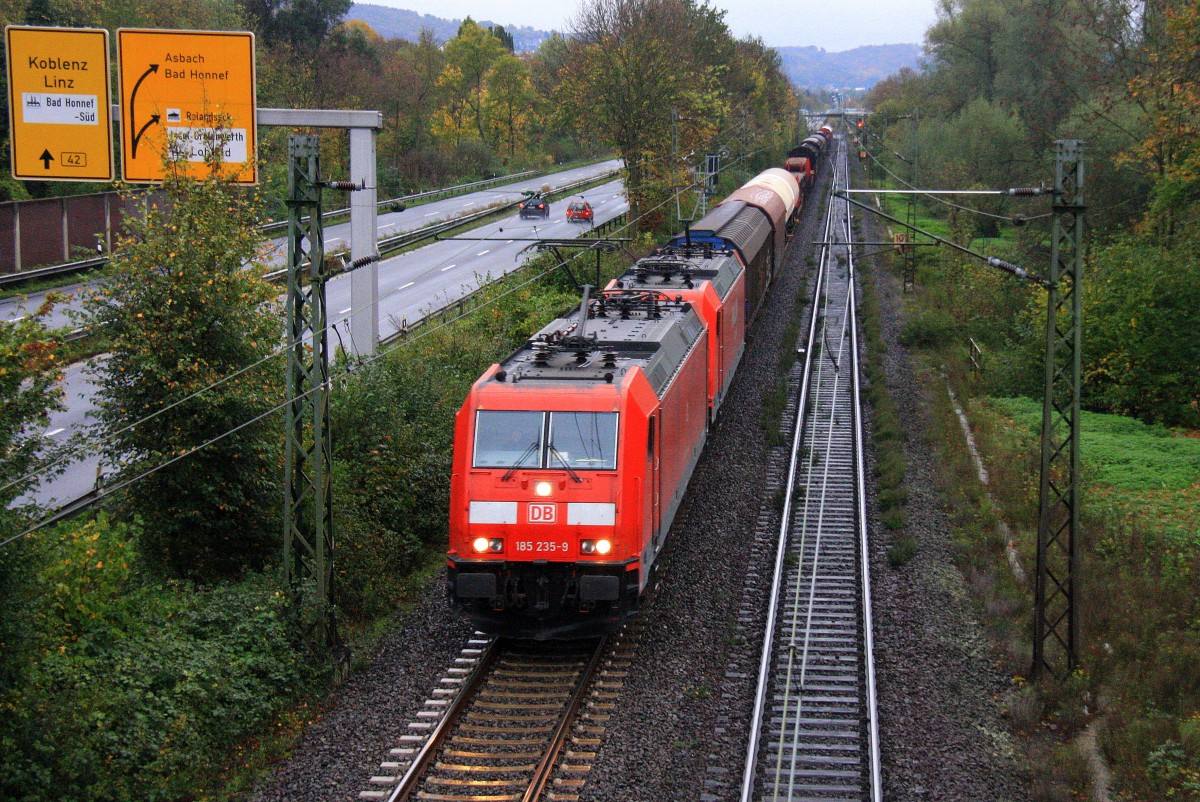 185 235-9 DB und eine unbekannte 185er von Railion kommen aus Richtung Koblenz mit einem langen gemischten Gterzug aus Sden nach Kln-Gremberg und fahren in Richtung Kln auf der Rechte Rheinstrecke (KBS 465) bei Bad-Honnef  am einem Regentag im November am Abendstimmung am Abend vom 1.11.2013.