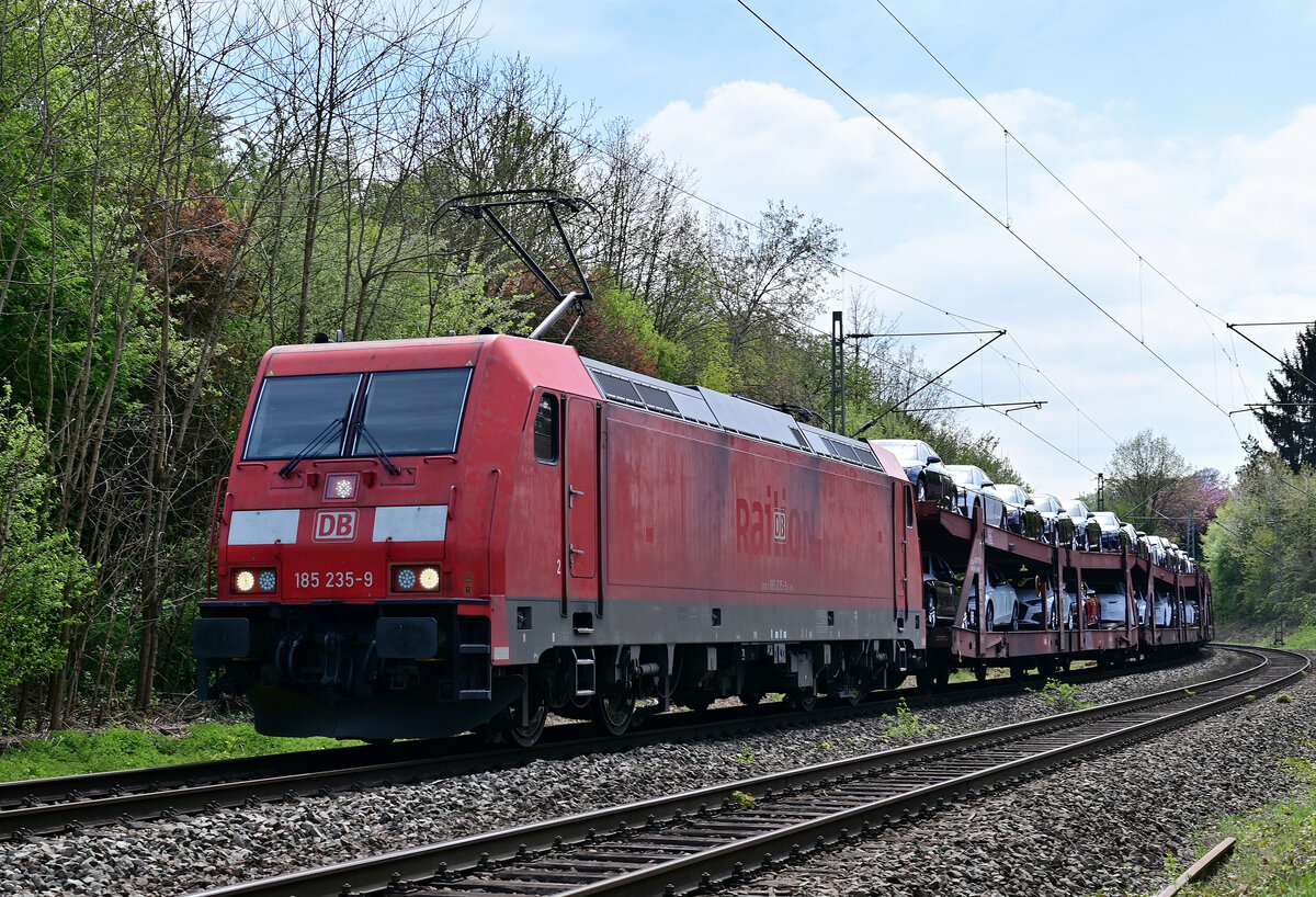 185 235-9 mit einem mittäglichen Audizug in Neckargerach am 21.4.2022 gen Heidelberg fahrend.