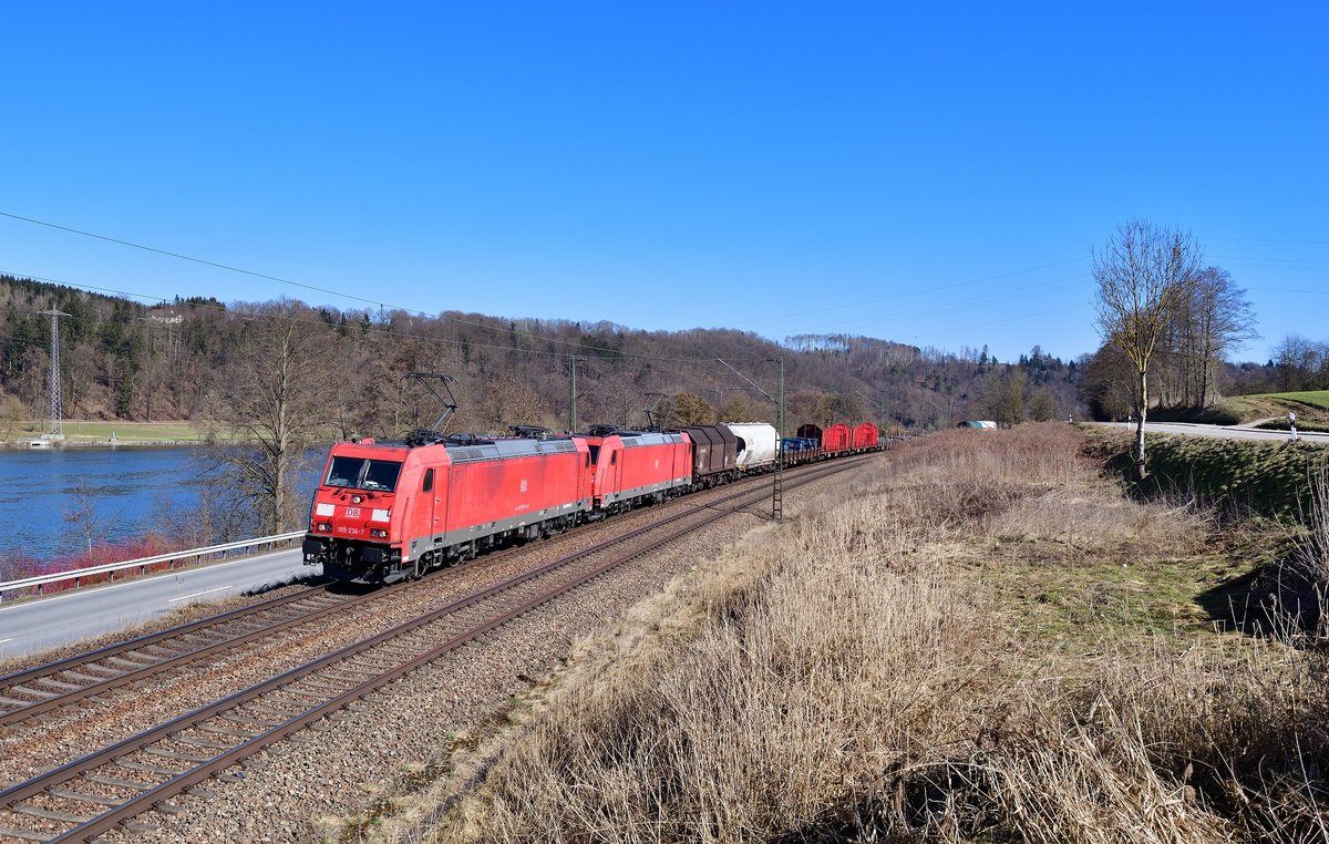 185 236 + 185 xxx mit einem Güterzug am 01.03.2021 bei Sandbach.