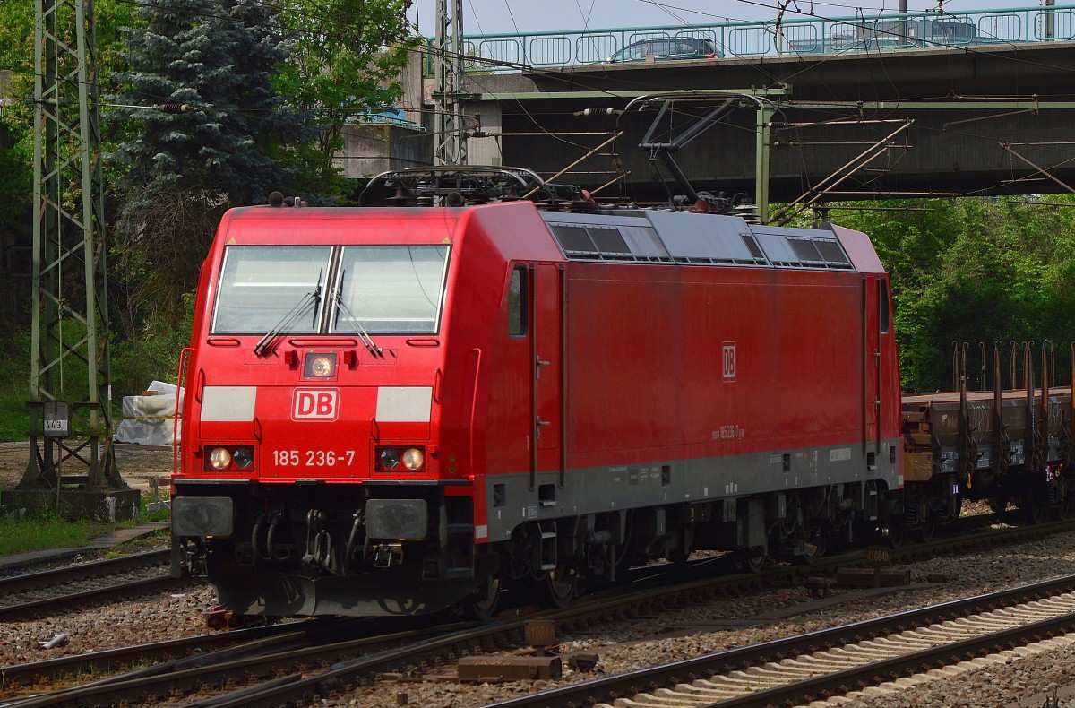 185 236-7 mit einem Stahlzug aus Richtung Hamburg Hbf kommend in Harburg. 9.5.2015