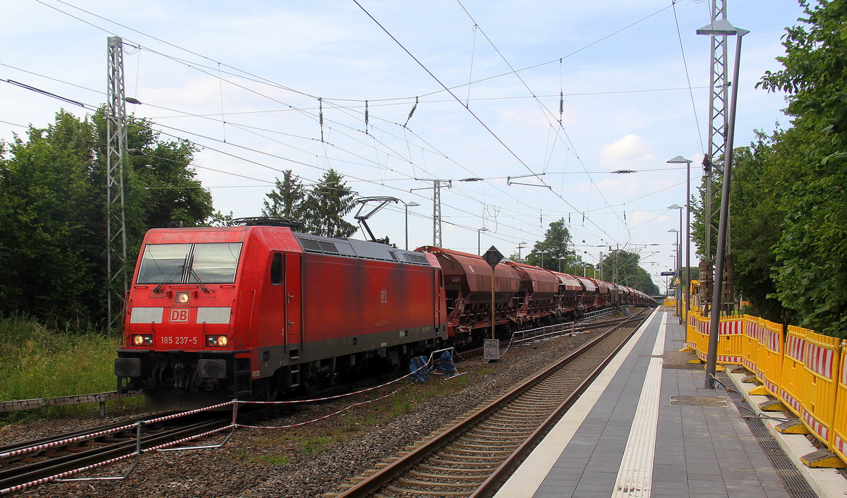 185 237-5 DB kommt als Umleiter mit einem Kohlenleerzug aus Garching(D) nach Gent-Zeehaven(B) und fährt durch Kohlscheid aus Richtung Herzogenrath und fährt die Kohlscheider-Rampe hoch nach Aachen-West. 
Aufgenommen von Bahnsteig 2 in Kohlscheid.
Bei Sommerwetter am Nachmittag vom 23.6.2019.