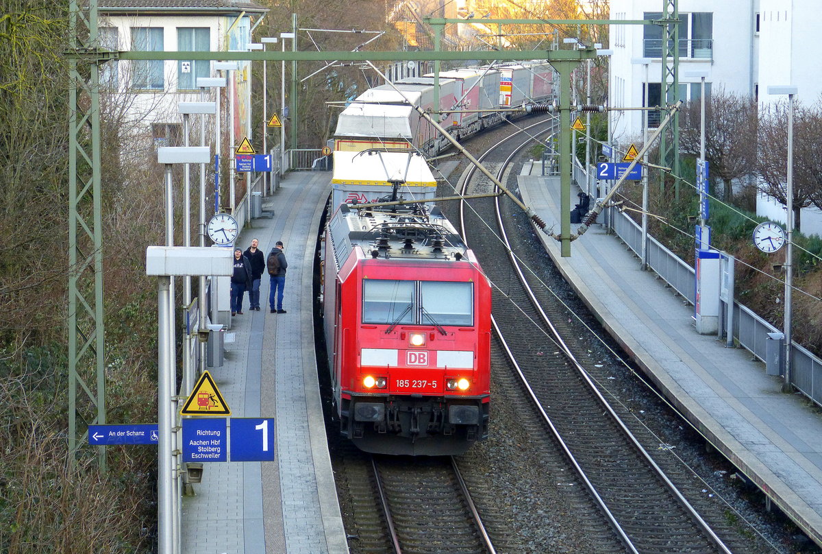 185 237-5 DB  kommt aus Richtung Aachen-West mit einem LKW-Zug aus Zeebrugge-Ramskapelle(B) nach Novara(I) und fährt durch Aachen-Schanz in Richtung Aachen-Hbf,Aachen-Rothe-Erde,Stolberg-Hbf(Rheinland)Eschweiler-Hbf,Langerwehe,Düren,Merzenich,Buir,Horrem,Kerpen-Köln-Ehrenfeld,Köln-West,Köln-Süd. Aufgenommen von der Brücke in Aachen-Schanz. 
Am Kalten Morgen vom 14.2.2018.