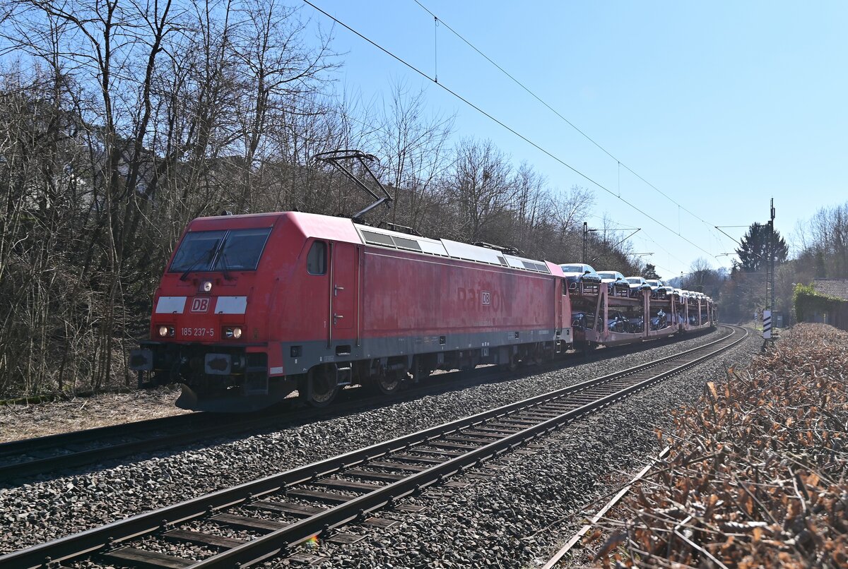 185 237-5 kommt am 9.3.2022 mit dem Mittags-AUDI durch Neckargerach. 