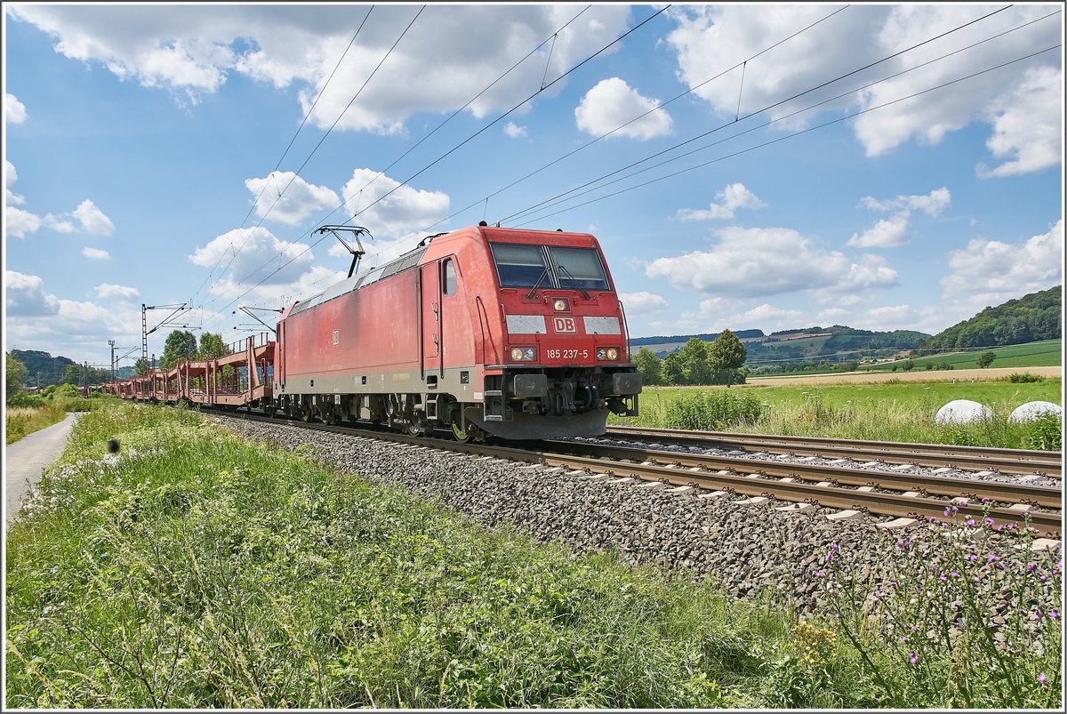 185 237-5 ist mit einen leeren Autozug in Richtung Göttingen unterwegs,gesehen in Friedland.