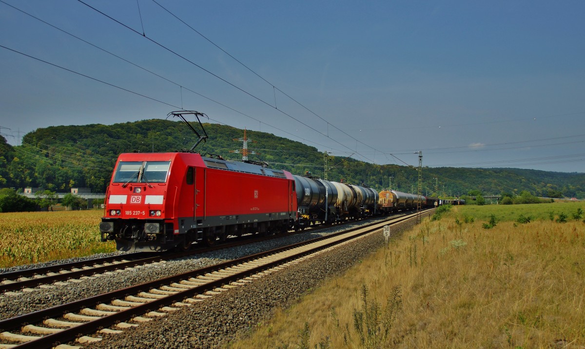 185 237-5 zieht einen gemischten Güterzug bei Harrbach am 12.08.15 in Richtung Würzburg.