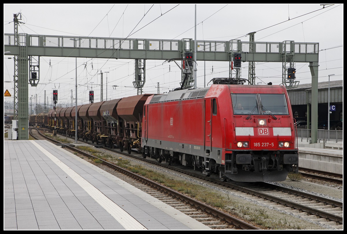 185 237 mit Güterzug in Passau Hbf. am 28.11.2018.