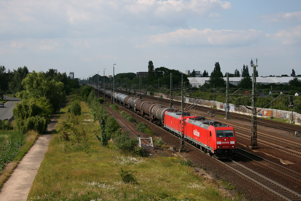 185 238 und 185 365 ziehen am 23.06.2009 einen aus Kesselwagen bestehenden Zug durch Köln-Porz.
