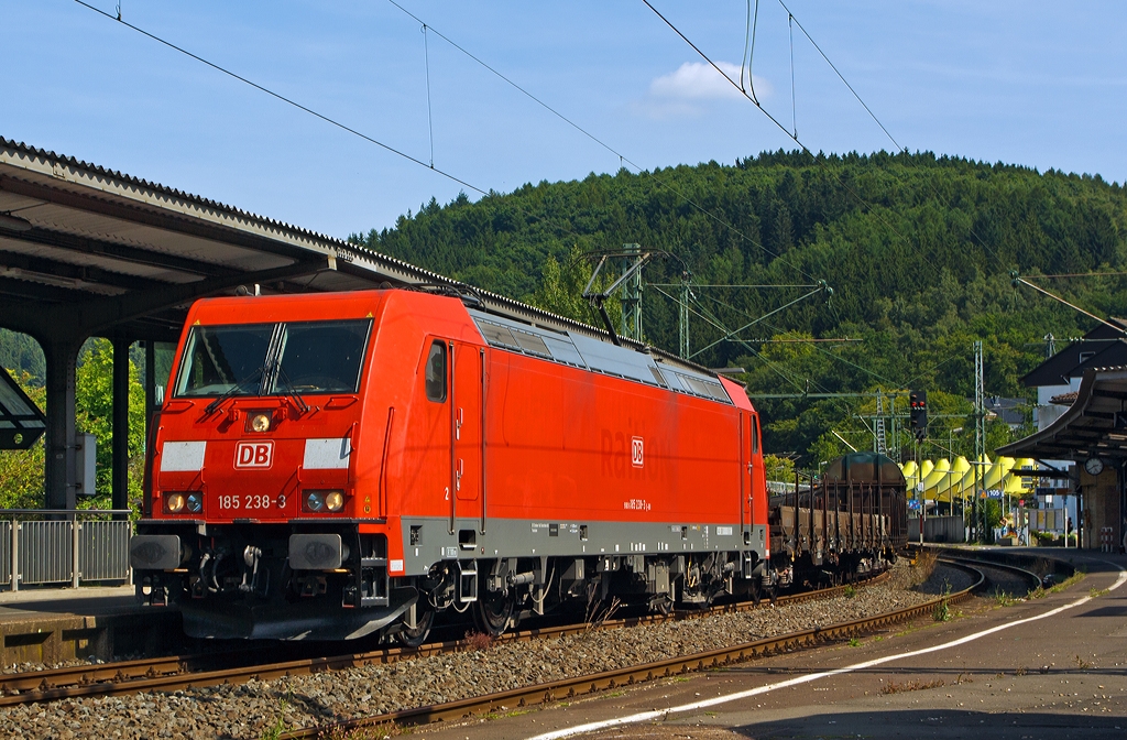 185 238-3  der DB Schenker Rail fhrt am 22.08.2013 mit einem gem. Gterzug durch Betzdorf (Sieg) in Richtung Kln.

Die TRAXX F140 AC2 wurde 2005 unter der Fabriknummer 33763 bei Bombardier in Kassel gebaut.