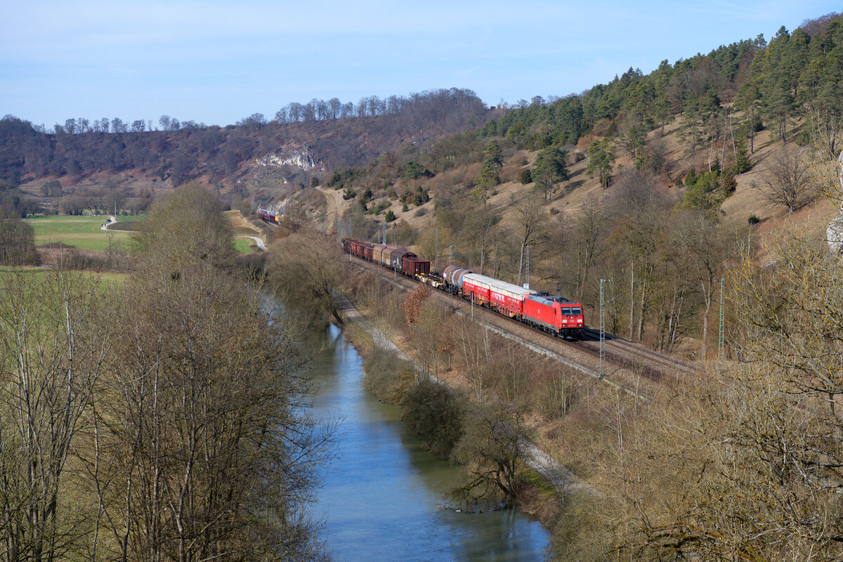 185 238 DB Cargo mit einem gemischten Güterzug bei Dollnstein Richtung Ingolstadt, 20.02.2021
