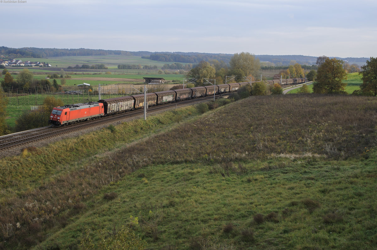 185 238 mit einem gemischten Güterzug bei Fahlenbach Richtung Ingolstadt, 21.10.2017
