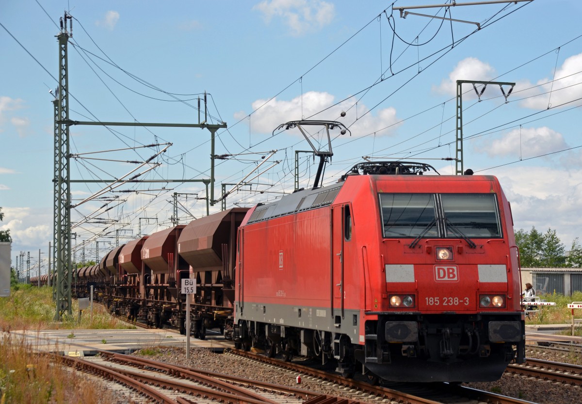 185 238 musste am 09.07.15 in Rodleben über das Bahnsteiggleis geleitet werden um an 155 060 vorbei zu fahren, welche das Streckengleis in Folge einer Streckensperrung blockierte. Fotografiert vom Bahnsteigzugang.