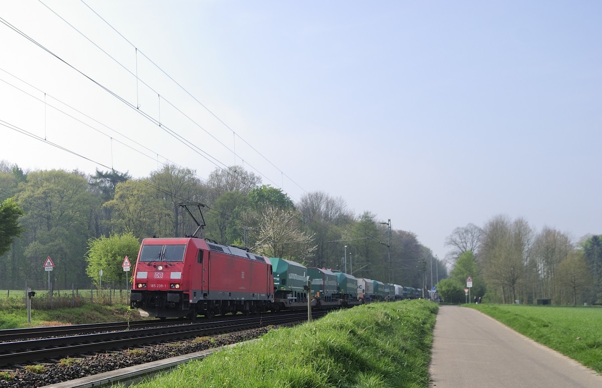 185 239-1 mit einem KLV aus Aachen am 12.04.2014 auf der KBS 485 , BÜ 21.6