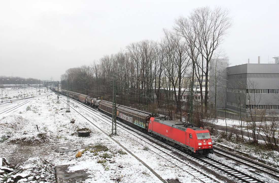 185 239 wurde von der Straßenbrücke Wolfartsweierer Straße in Karlsruhe fotografiert.
Aufnahmedatum: 1. Dezember 2017