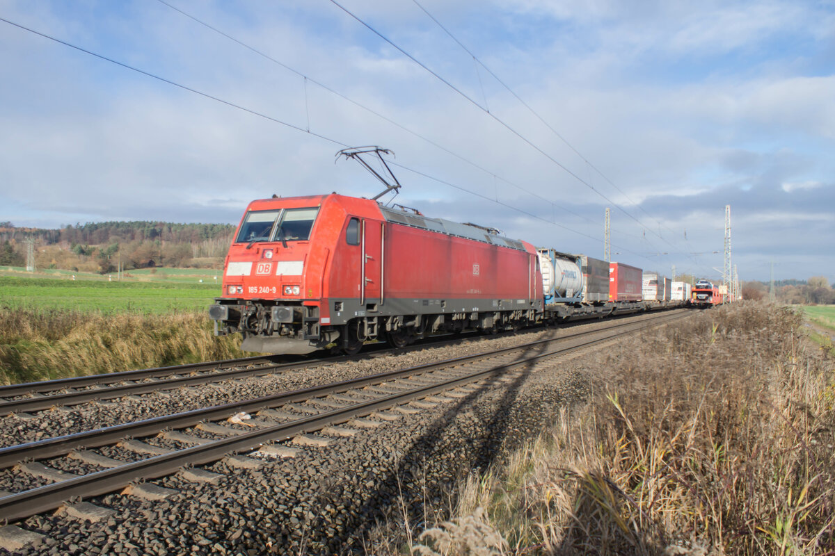 185 240-9 mit einem Aufliegerzug am 23.11.2021 bei Kerzell.