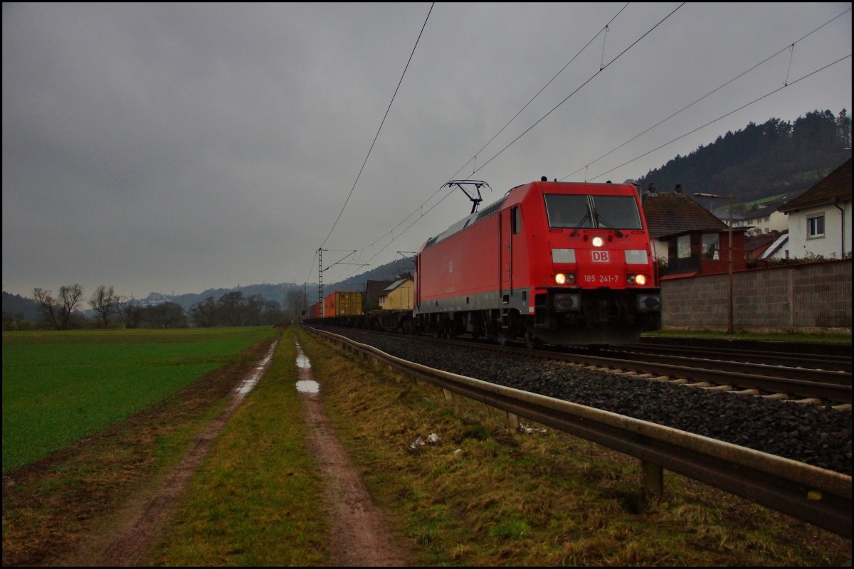 185 241-7 ist am 28.01.15 mit einen Containerzug in Ludwigsau-Friedlos unterwegs.