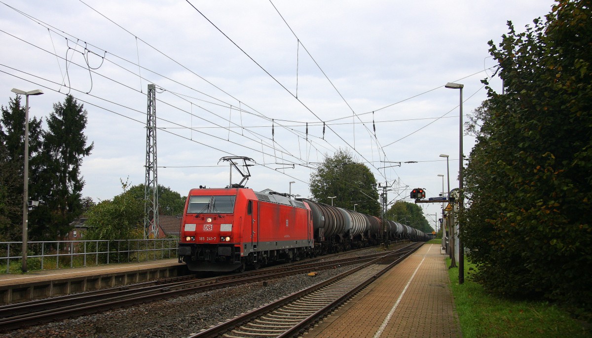 185 241-7 DB kommt als Umleiter mit einem sehr langen Ölleerzug aus Basel-SBB(CH) nach Antwerpen-Petrol(B) durch Kohlscheid aus Richtung Herzogenrath und fährt die Kohlscheider-Rampe hoch nach Aachen-West.
Aufgenommen am 11.10.2014. 