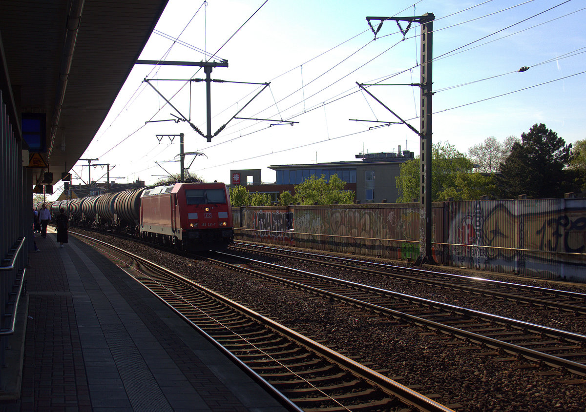 185 241-7 DB kommt leider im gegenlicht mit einem Ölzug aus Antwerpen-Petrol(B) nach Stuttgart-Hafen(D) und kommt aus Richtung Aachen-West,Aachen-Schanz,Aachen-Hbf,Aachen-Rothe-Erde,Stolberg-Hbf(Rheinland)Eschweiler-Hbf,Langerwehe,Düren,Merzenich,Buir,Horrem,Sindorf,Kerpen und fährt durch Köln-Ehrenfeld,Köln-West,Köln-Süd.
Aufgenommen vom Bahnsteig 3 in Köln-Ehrenfeld. 
Bei Sommerwetter am 18 April 2018. 
Aufgenommen am 18.4.2018.