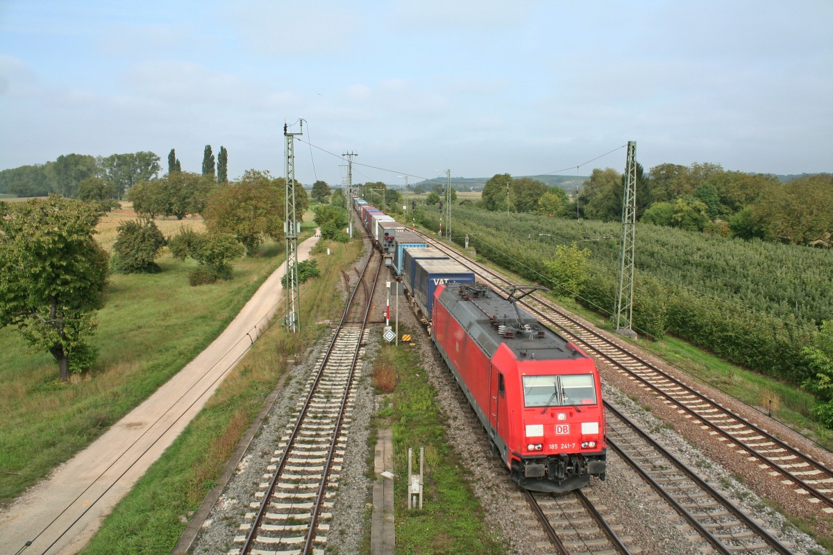185 241-7 mit einem KLV-Zug gen Sden am frhen Nachmittag des 28.09.13 an der Nordspitze des Bahnhofs Mllheim (Baden).