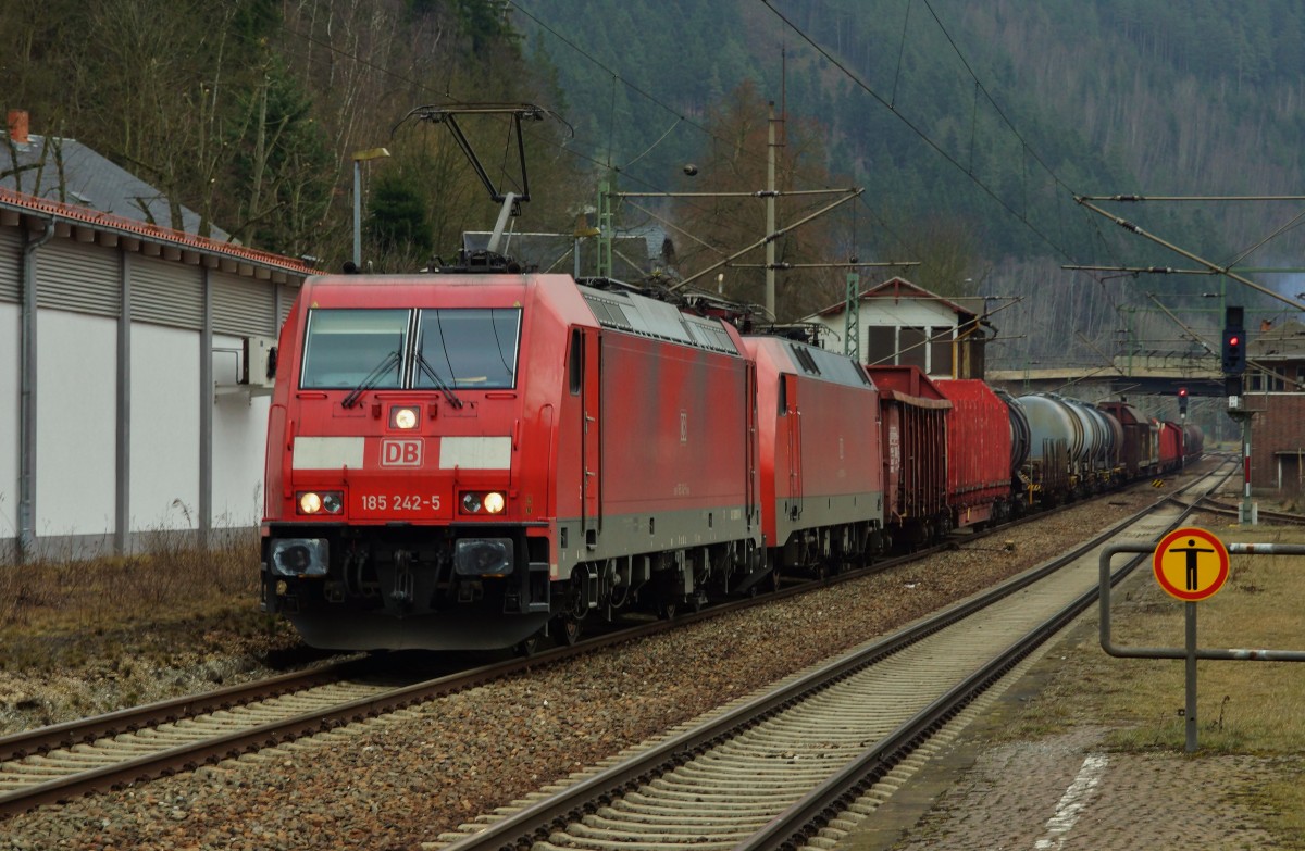 185 242-5 und 152 008-7 mit einen kurzen Güterzug bei der Durchfahrt von Probstzella am 11.03.15 zu sehen.