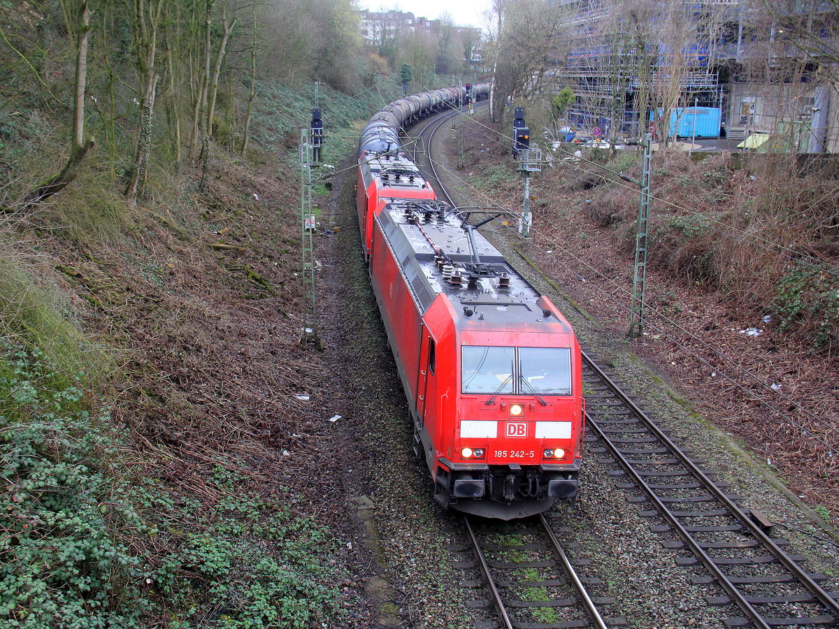 185 242-5 und 185 233-4  beide von DB kommen mit einem Ölzug aus Antwerpen-Petrol(B) nach Basel(CH) und kammen aus Richtung Aachen-West,Aachen-Schanz und fuhren in Richtung Aachen-Hbf,Aachen-Rothe-Erde,Stolberg-Hbf(Rheinland)Eschweiler-Hbf,Langerwehe,Düren,Merzenich,Buir,Horrem,Kerpen-Köln-Ehrenfeld,Köln-West,Köln-Süd. Aufgenommen von einer Brücke von der Weberstraße in Aachen.
Bei Regenwolken am Nachmittag vom 3.3.2019.
