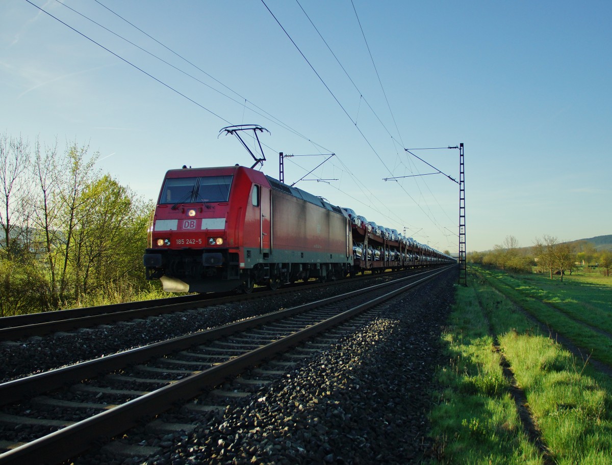 185 242-5 ist mit einen Autozug in Richtung Norden unterwegs zu sehen am 15.04.15 in Thüngersheim.
