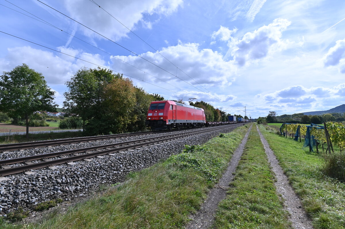 185 242 ist am Dienstag den 28.9.2021 bei Thüngersheim mit einem Klv gen Karlstadt fahrend von mir abgelichtet worden.