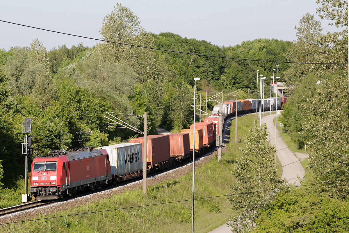 185 243 befährt mit einer Ladung Containern die nördl. Umgehung des Rangierbahnhofs München Nord, 28.05.2015