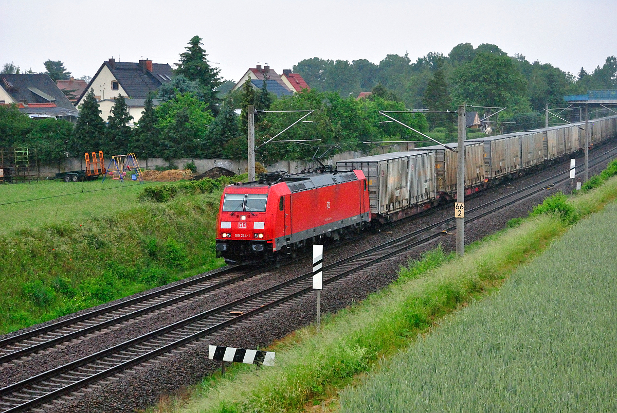 185 244-1 mit einem Containerzug in Zschortau. 01.06.2016