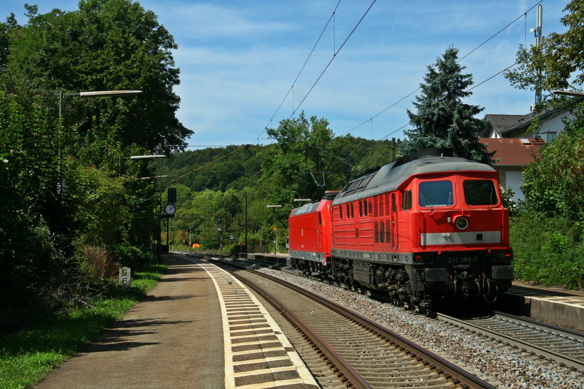 185 245-8 brachte die mit einem Defekt an der Sifa nicht mehr fahrfähige 232 388-9 am 27.08.15 von Passau nach Bremen.
Hier konnte das außergewöhnliche Gespann in Etterzhausen aufgenommen werden.